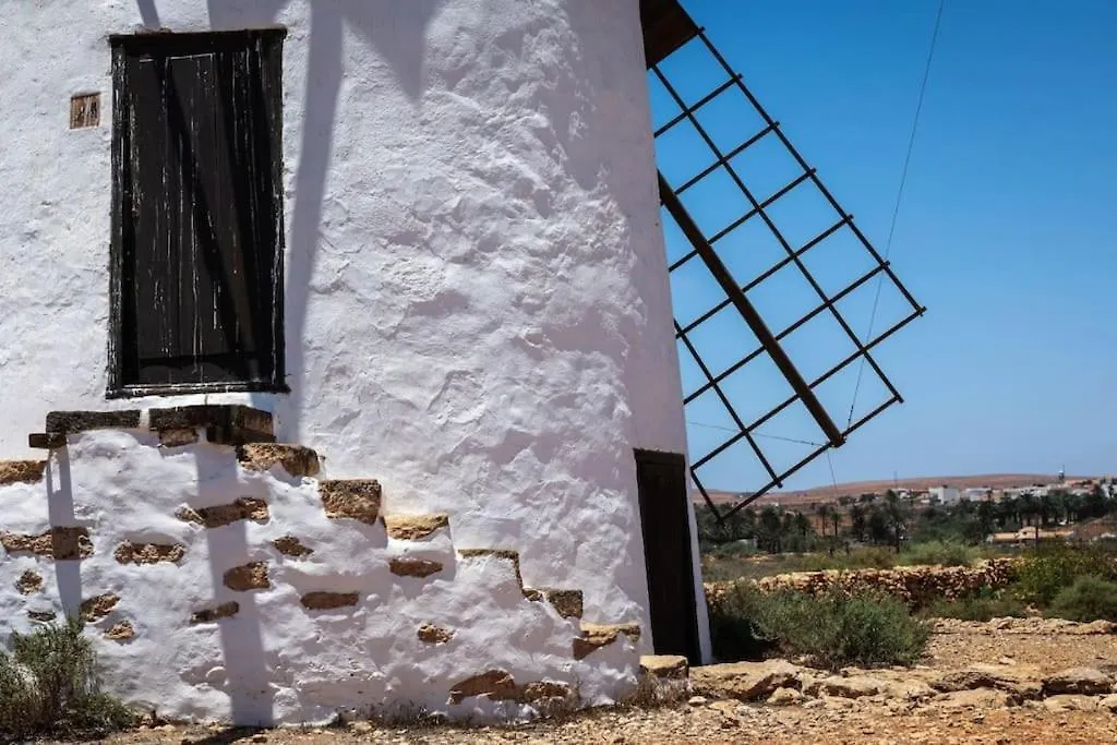 Historica Villa Con Molino De Viento Antigua
